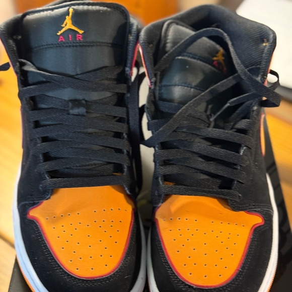 ALMOST NEW WORN ONCE - M 10.5 - AIR JORDAN 1 MID SE CREAMSICLE TAMPA BUCCANEERS main image 10